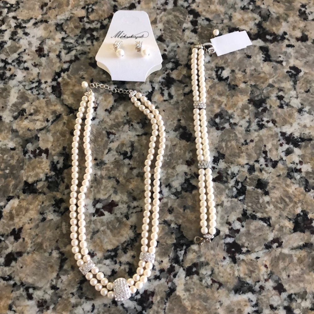 Pearl ivory necklace, earrings and bracelet.